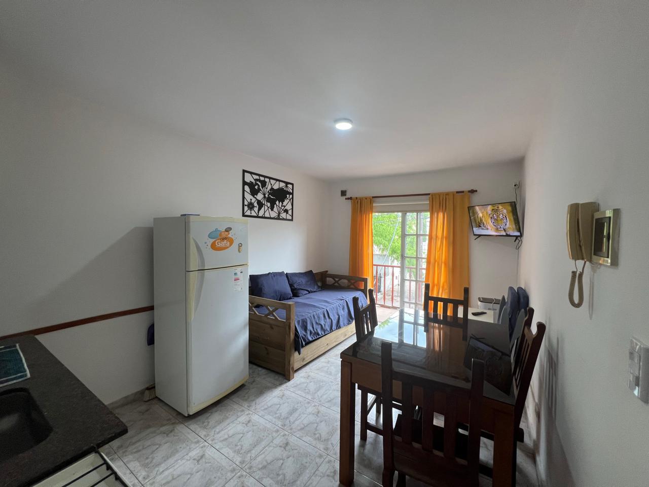 V392-Un dorm con balcon sobre fachada